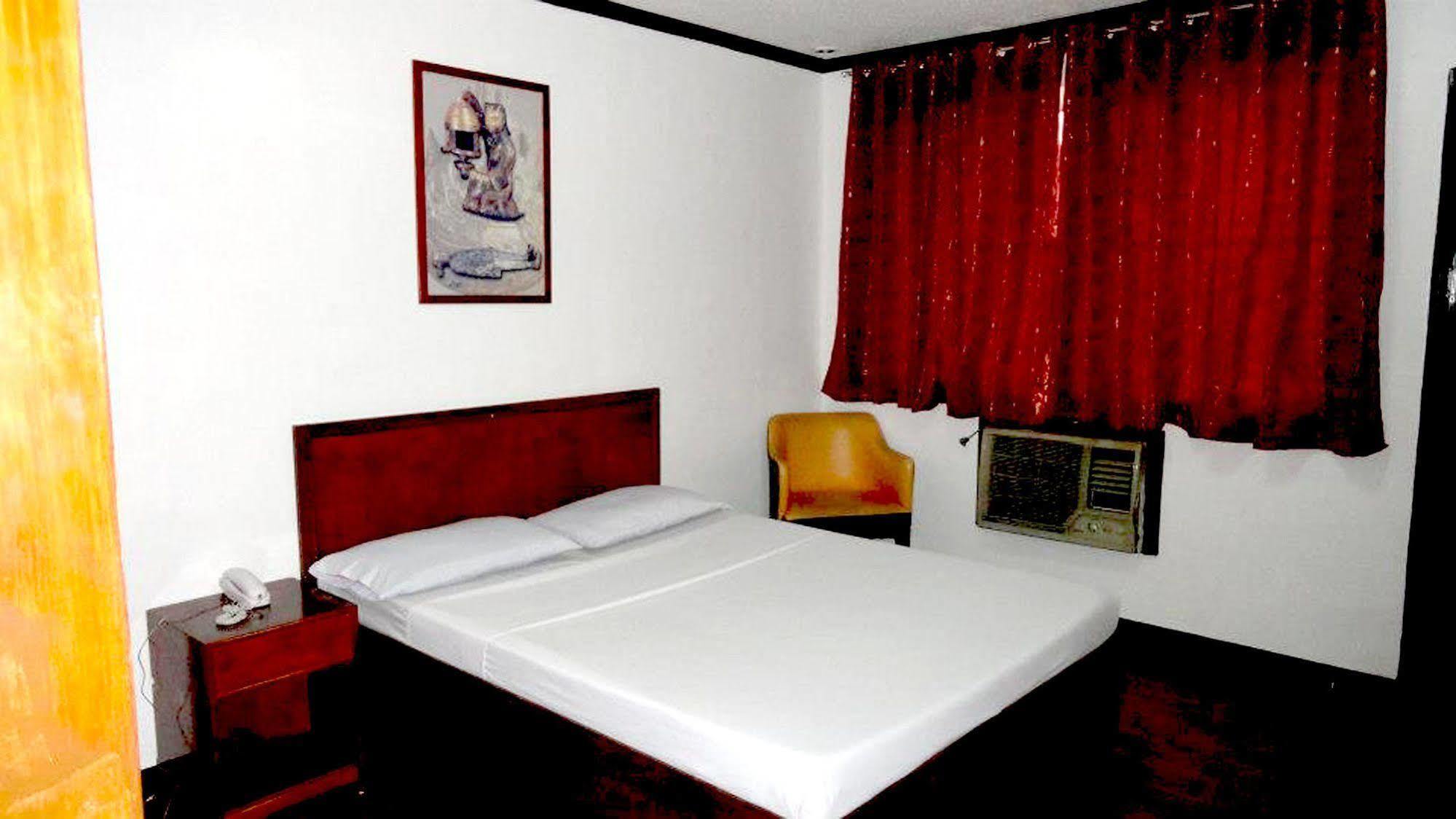 Crosswinds Ocean Hotel Paranaque City Buitenkant foto
